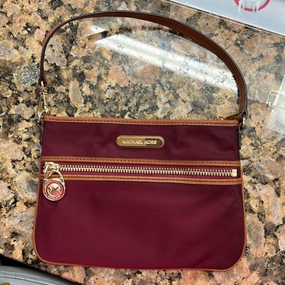 Michael Kors Kempton Wristlet cinnabar nylon/leather - Picture 1 of 3